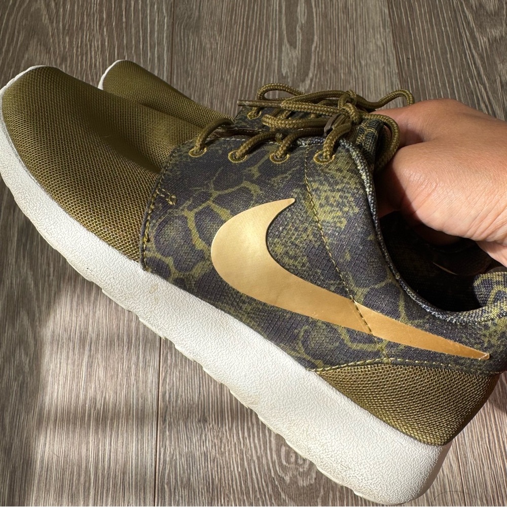 Nike Roshe olive green gold printed Sneakers - Picture 7 of 14